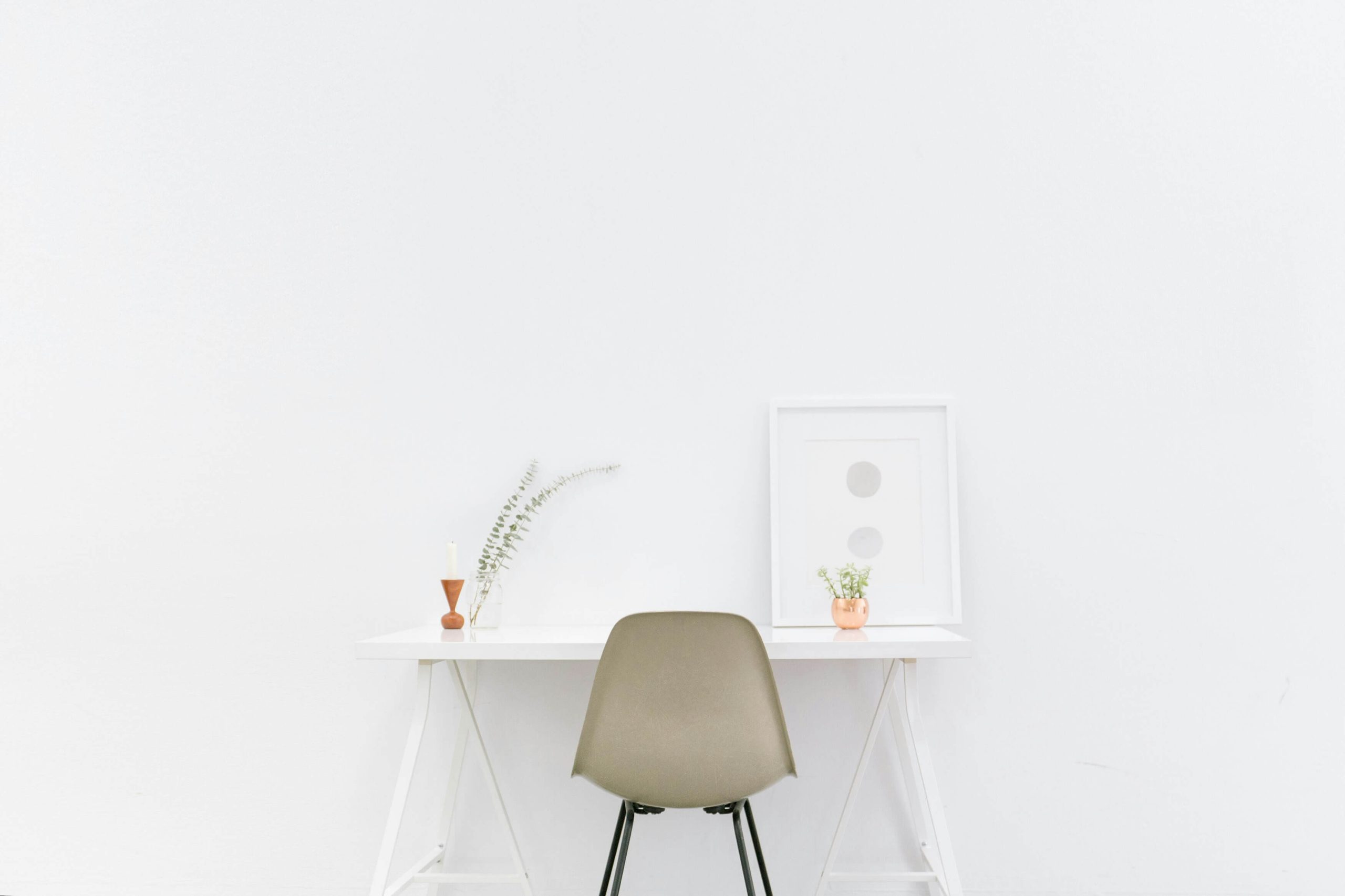 Wit interieur met eames stoel